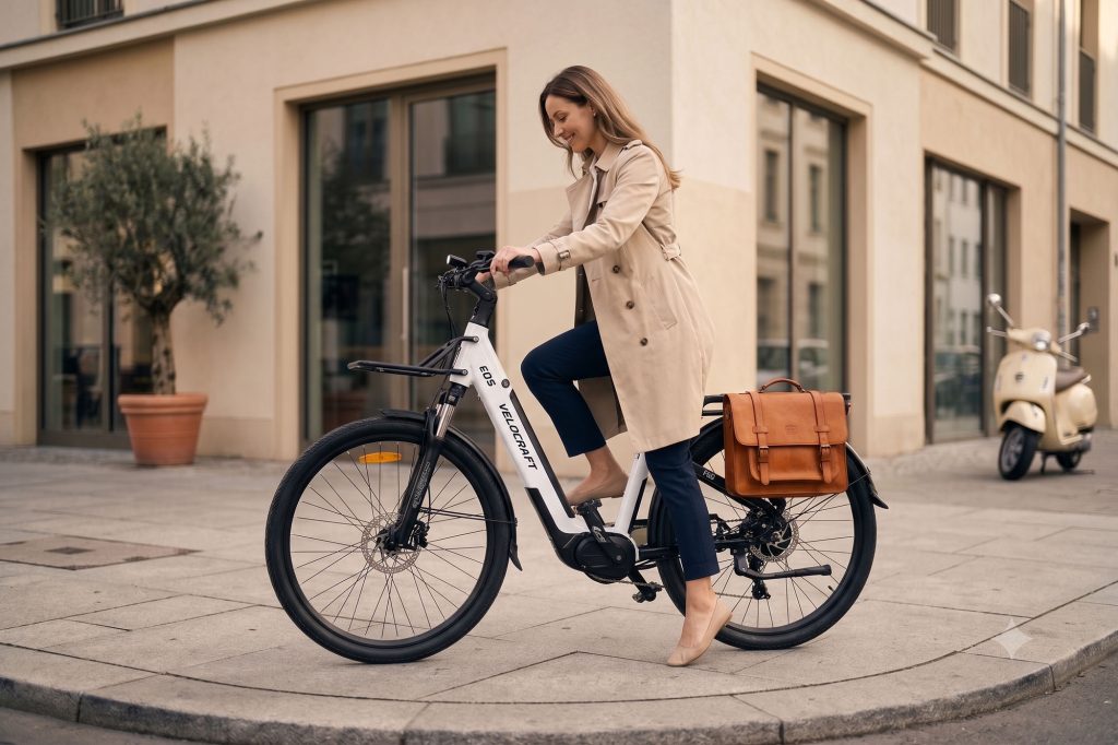 Kobieta wygodnie wsiada na e-bike VECOCRAFT EOS z niskim wsiadem