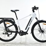 Męski rower elektryczny trekkingowy VECOCRAFT Ares — widok z boku