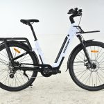 Damski rower elektryczny trekkingowy VECOCRAFT Eos z niską ramą — widok z boku