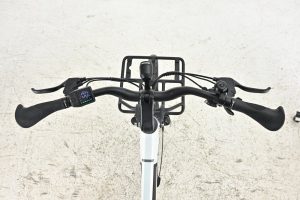 Damski rower elektryczny trekkingowy VECOCRAFT Eos z niską ramą — widok z przodu